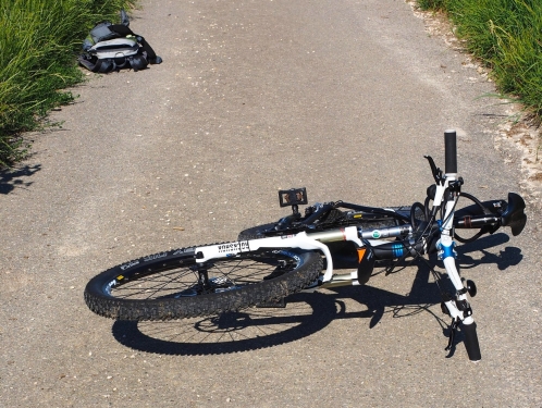 Noční nehoda v Kožlí: Cyklista pod vlivem alkoholu se zranil, nadýchal přes tři promile