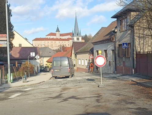 Rekonstrukce ulice Koželská v Ledči je hotová, od soboty bude již průjezdná